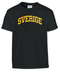 Välvd gul text med ordet Sverige på en svart barntröja