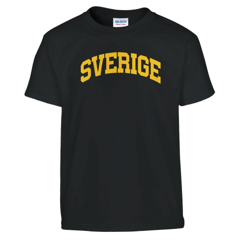 Välvd gul text med ordet Sverige på en svart barntröja