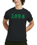 Närbild på man i svart t-shirt med grönt siffertryck 1894
