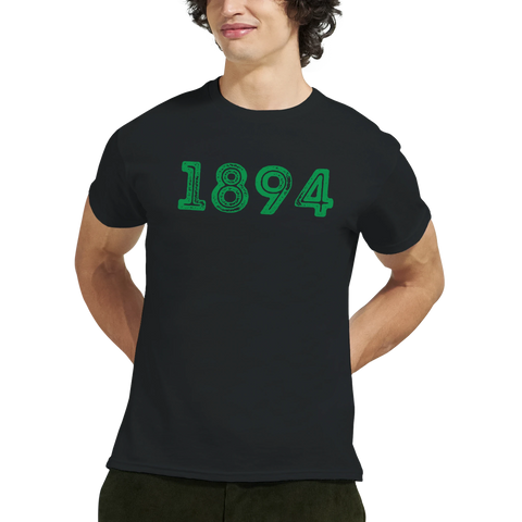 Närbild på man i svart t-shirt med grönt siffertryck 1894