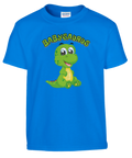 Tecknad grön babysaurus med stora ögon och text "BABYSAURUS" på blå barntröja.