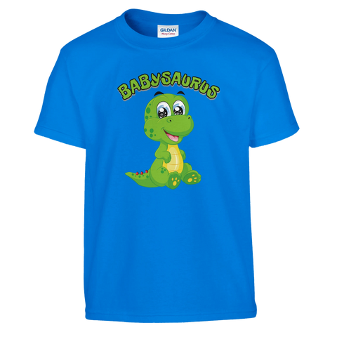 Tecknad grön babysaurus med stora ögon och text "BABYSAURUS" på blå barntröja.