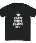 Svart t-shirt med texten "Kaffe först. Frågor sen." och en kaffekopp