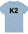 Grafiskt tryck av berget K2 på ljusblå outdoor t-shirt