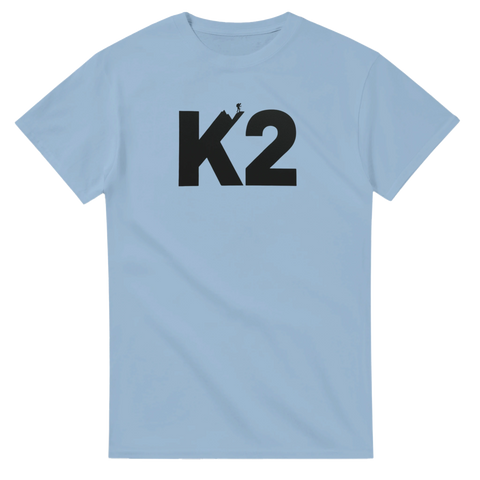 Grafiskt tryck av berget K2 på ljusblå outdoor t-shirt