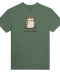 Tecknad söt uggla med slutna ögon på gren, text "SITTER OCH UGGLAR", på grön t-shirt.