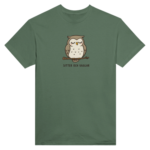 Tecknad söt uggla med slutna ögon på gren, text "SITTER OCH UGGLAR", på grön t-shirt.