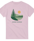 Grafisk illustration av granskog och sjö på ljusrosa t-shirt