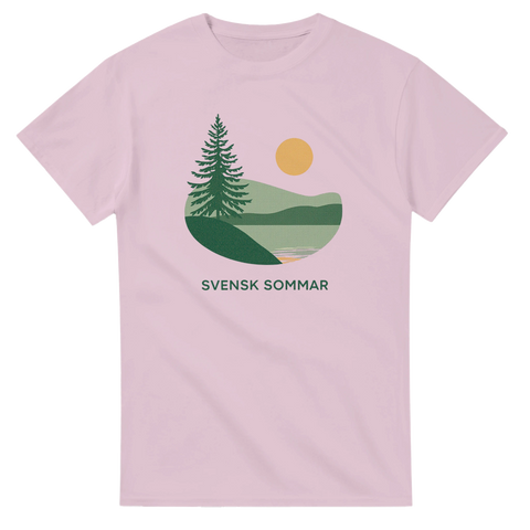 Grafisk illustration av granskog och sjö på ljusrosa t-shirt