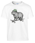 Vit barn-t-shirt med en kapybara i grön mössa på skateboard.