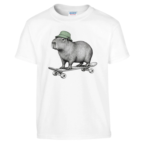 Vit barn-t-shirt med en kapybara i grön mössa på skateboard.