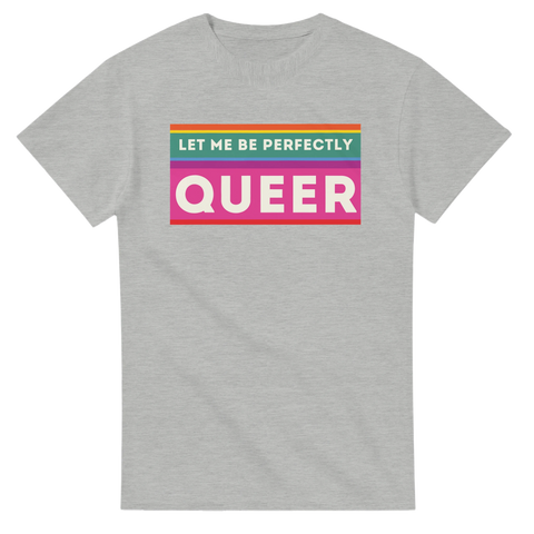 Stilrent motiv "Let Me Be Perfectly Queer" på grå t-shirt.