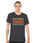 Modell i en mörkgrå t-shirt med texten Allt under 5 bärs räknas som fika i retrofärger.