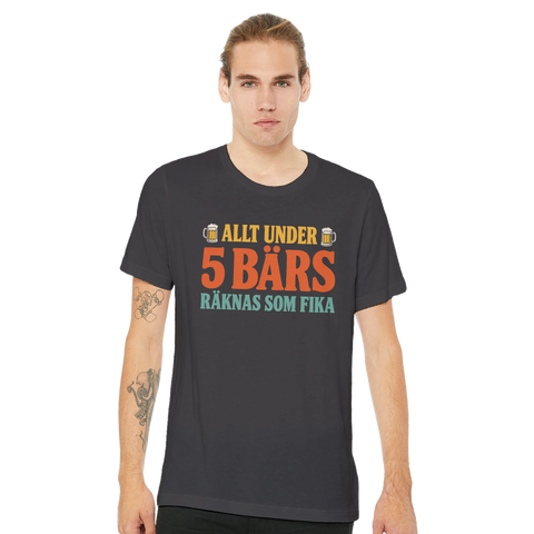 Modell i en mörkgrå t-shirt med texten Allt under 5 bärs räknas som fika i retrofärger.