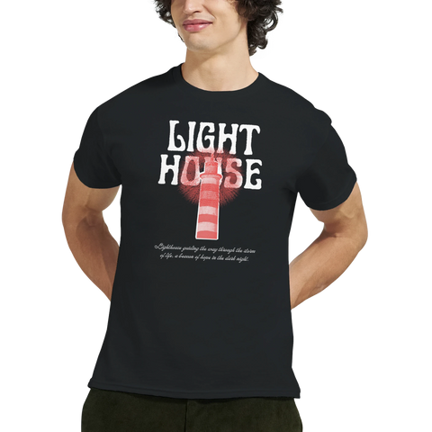 Man bär en svart t-shirt med rödvit fyr och hoppfullt citat om sjöfart