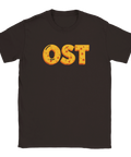 Illustration av ordet OST med ostliknande textur – mörkbrun t-shirt