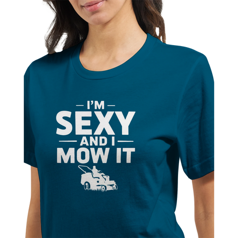 I'm Sexy and I Mow It" tryck med åkgräsklippare på tealblå t-shirt.
