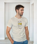 Man bär en vit t-shirt med det söta isbjörnsmotivet.