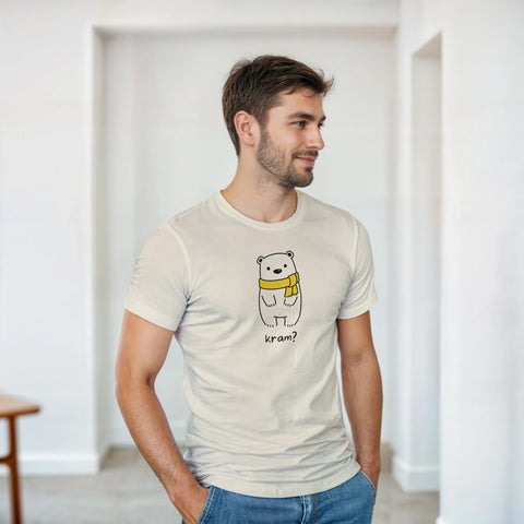 Man bär en vit t-shirt med det söta isbjörnsmotivet.
