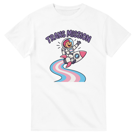 Vit t-shirt med färgglatt HBTQ-motiv föreställande en astronaut i rymden