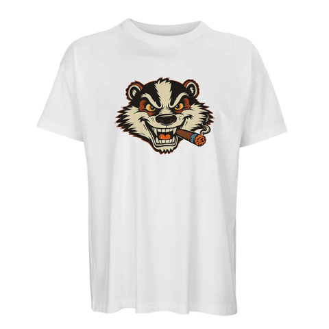Vit oversized t-shirt med Billy Badger – arg grävling som röker cigarr