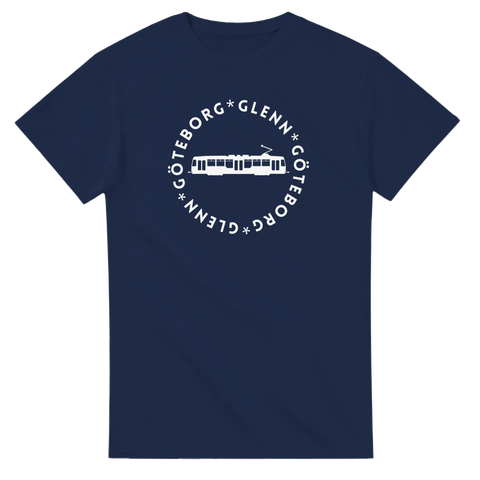 Mörkblå t-shirt med vitt tryck av en spårvagn och text 'Göteborg Glenn' – för bilentusiaster och lokalpatriotiska
