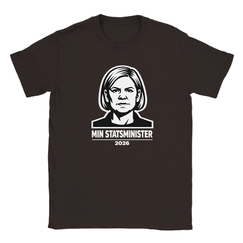 Mörkbrun t-shirt med ikoniskt motiv av Magdalena Andersson för valåret 2026