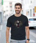 Leende man utomhus i en svart t-shirt med ett nostalgiskt måsmotiv i retrostil