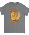 Skojigt motiv med bananer i serietidningsstil och citat på mörkgrå t-shirt