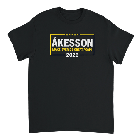 Stilrent tryck Åkesson Make Sverige Great Again 2026 på svart t-shirt