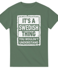 It's a Swedish Thing" texttryck i vit grunge-stil på mörkgrön t-shirt.