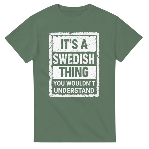 It's a Swedish Thing" texttryck i vit grunge-stil på mörkgrön t-shirt.