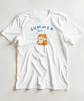 Tecknad orange katt i regn, text "SUMMER FU~", på vit t-shirt.