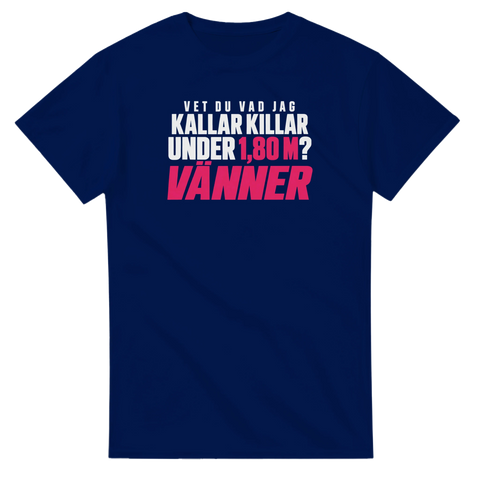 T-shirt med vit och rosa text: Vet du vad jag kallar killar under 1,80 m? Vänner