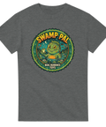 Retro illustration av ett grönt träskmonster i badge-stil på gråmelerad t-shirt