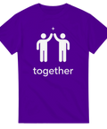 Lila t-shirt med vitt tryck av två figurer som high-fivar, texten "together" under.