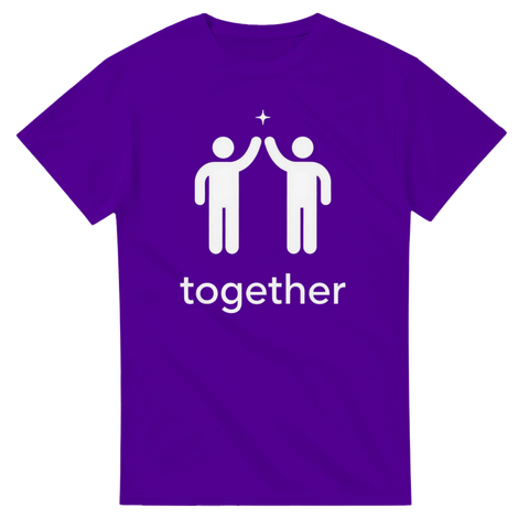 Lila t-shirt med vitt tryck av två figurer som high-fivar, texten "together" under.