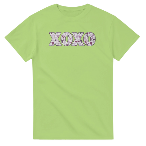 Söt illustration av hjärtfylld XOXO text på en limegrön t-shirt