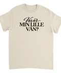 Beige t-shirt med texten ”Var är min lille vän?”.