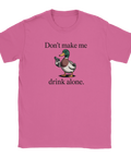 Anka med pistol och text "Don't make me drink alone" på rosa t-shirt.