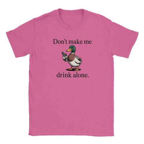 Anka med pistol och text "Don't make me drink alone" på rosa t-shirt.