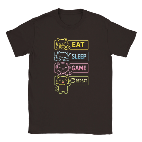 T-shirt med färgglad illustration av katter som äter sover och spelar