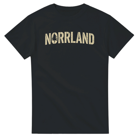 Svart t-shirt med bågformat Norrland-tryck och gransymbol i vintage-stil