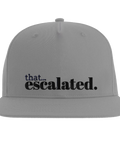 Grå snapback-keps med broderad text That Escalated i svart