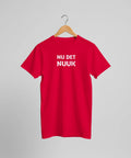 Röd t-shirt med grafiskt textmotiv hängande på trägalge