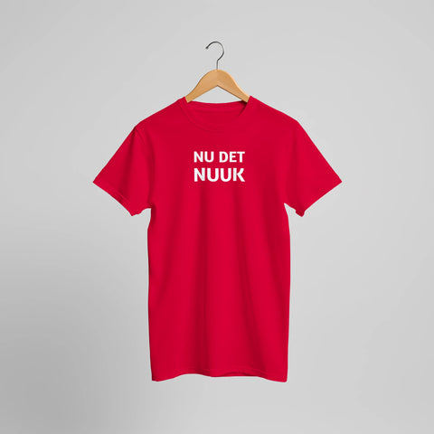 Röd t-shirt med grafiskt textmotiv hängande på trägalge