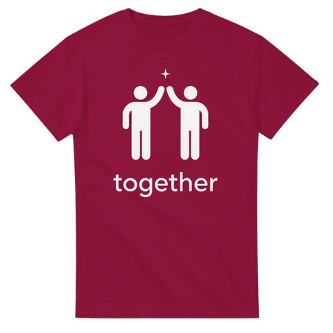 Två vita figurer som high-fivar, med texten "together" under, på en vinröd t-shirt.
