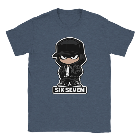 Chibi-figur med keps, huvtröja, text "SIX SEVEN" på mörkblå t-shirt.