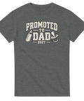 T-shirt med texten Promoted to Dad 2027, napp och nappflaska