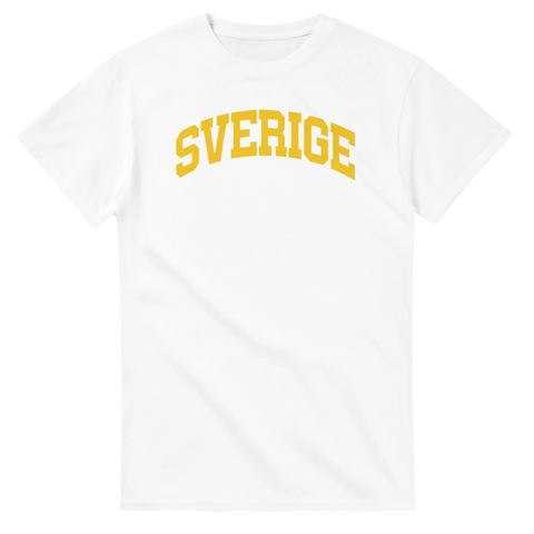 Minimalistisk gul Sverige-design på en vit t-shirt